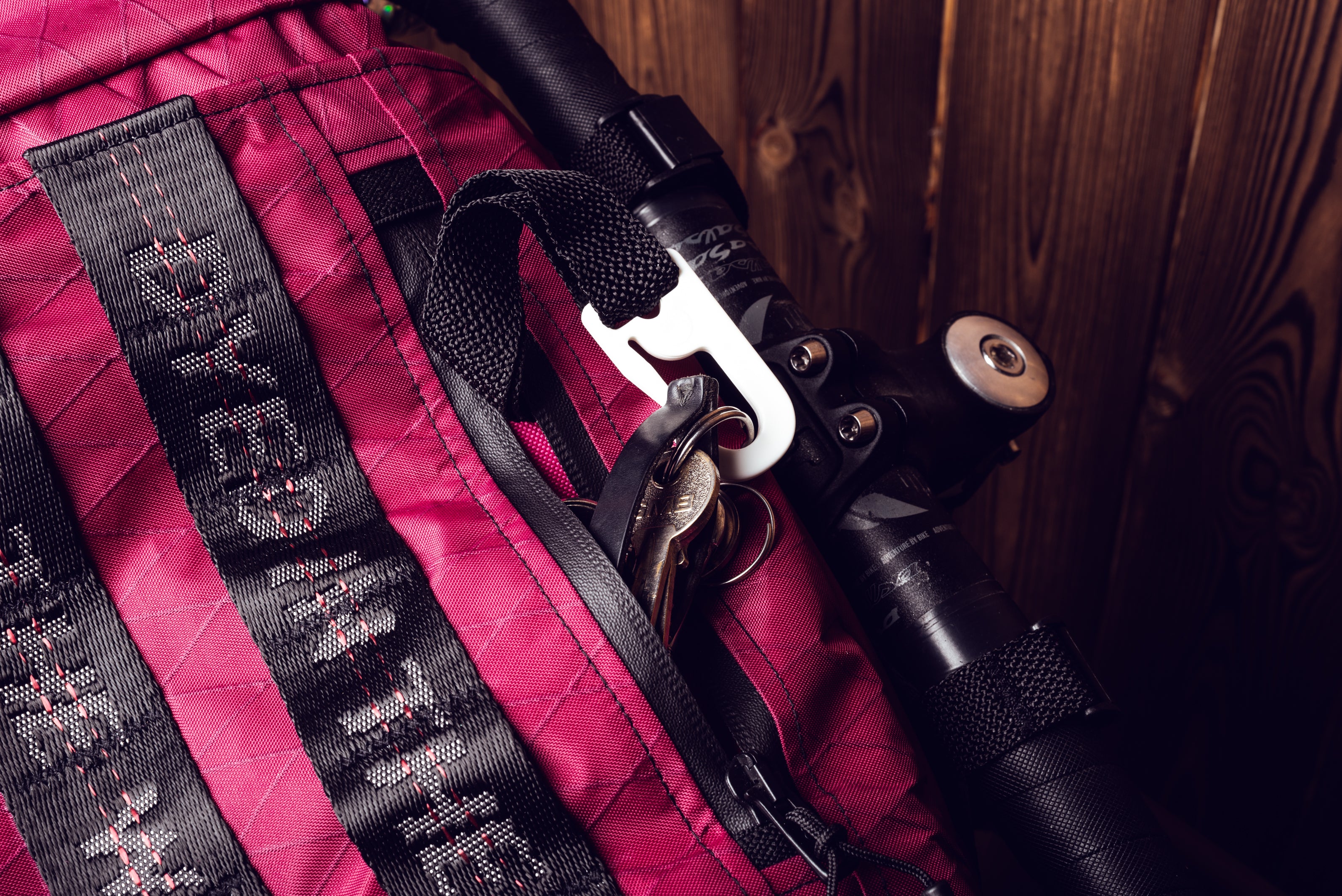 Top flap with a small zipped (water resistant zipp) pocket