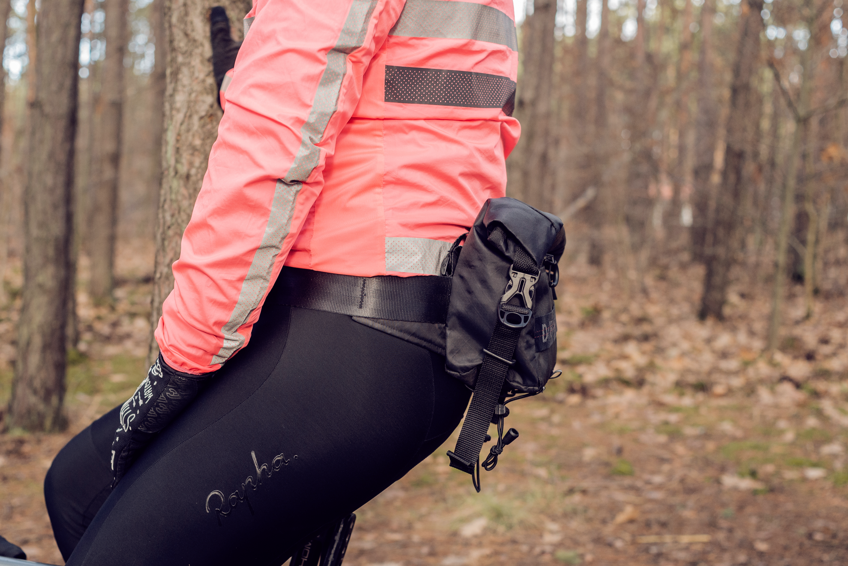 Converts from bar bag to a hip pouch