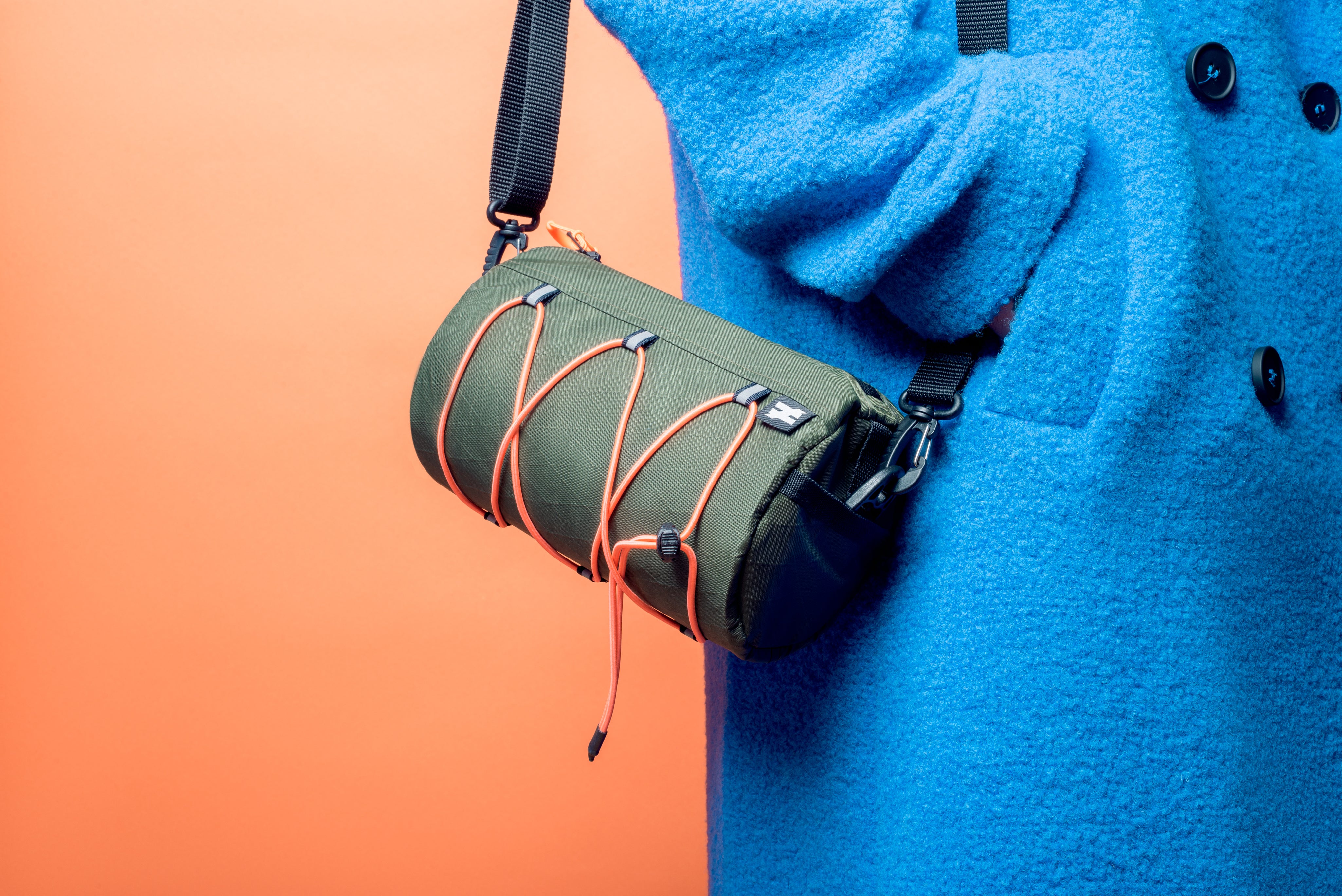 Shoulder strap (optional)